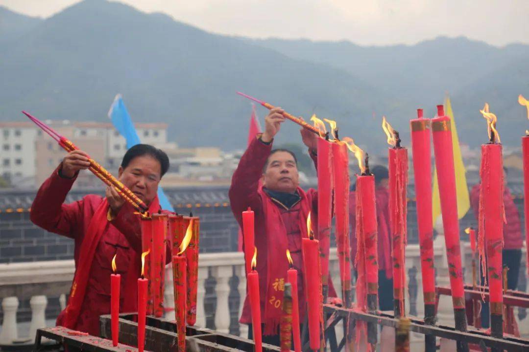 王,師爺,財神,灶君等眾神恭請到百侯侯北蕭氏鴛鴦祠堂前進行祈福拜祭