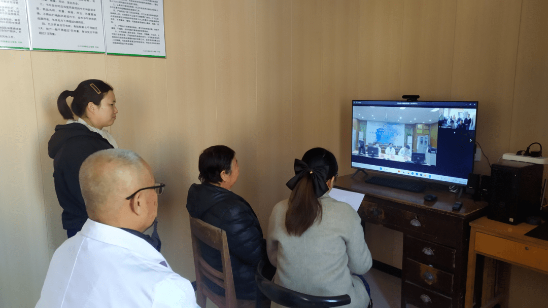 邀请眼科博士李岚为他在线看病,后又邀请眼科主任赖平红博士到村