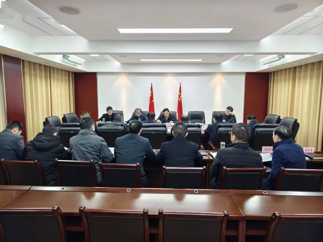 12月14日,竹山县委书记汪正义主持召开十五届县委第六十三次常委会