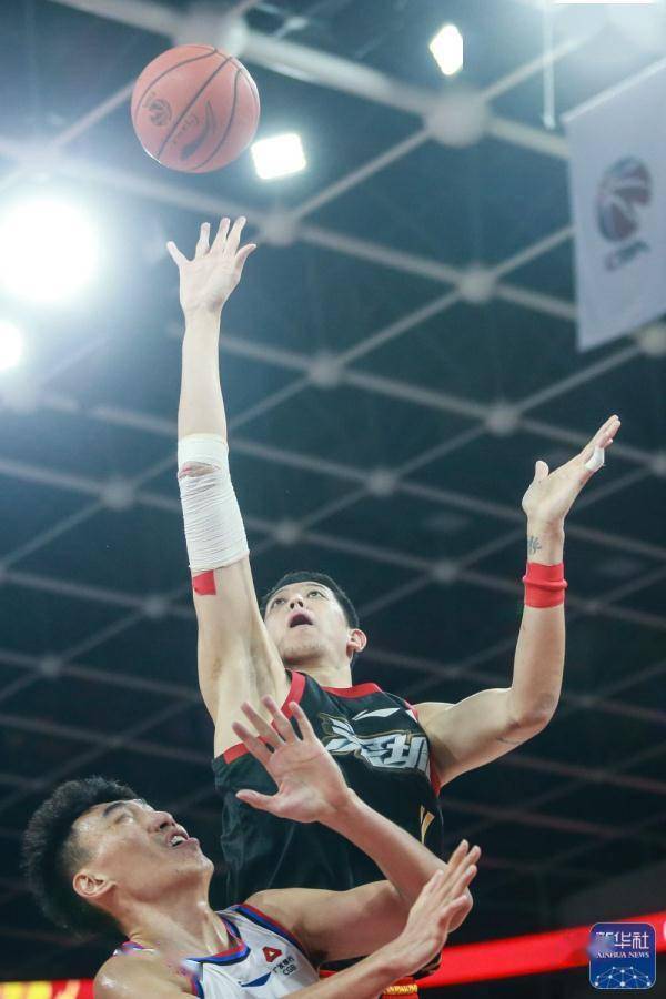 深圳马可波罗队球员沈梓捷(上)在比赛中上篮.摄影:彭志刚