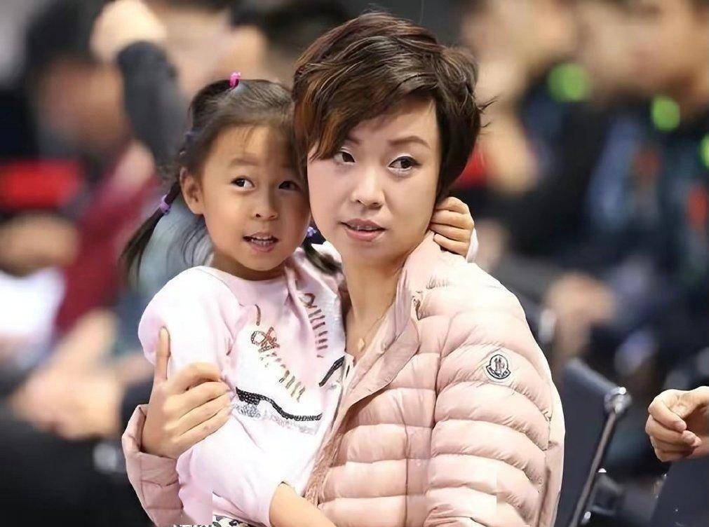 婚后不久,张怡宁很快就怀孕,徐威十分开心,专门放下工作抽出50天的