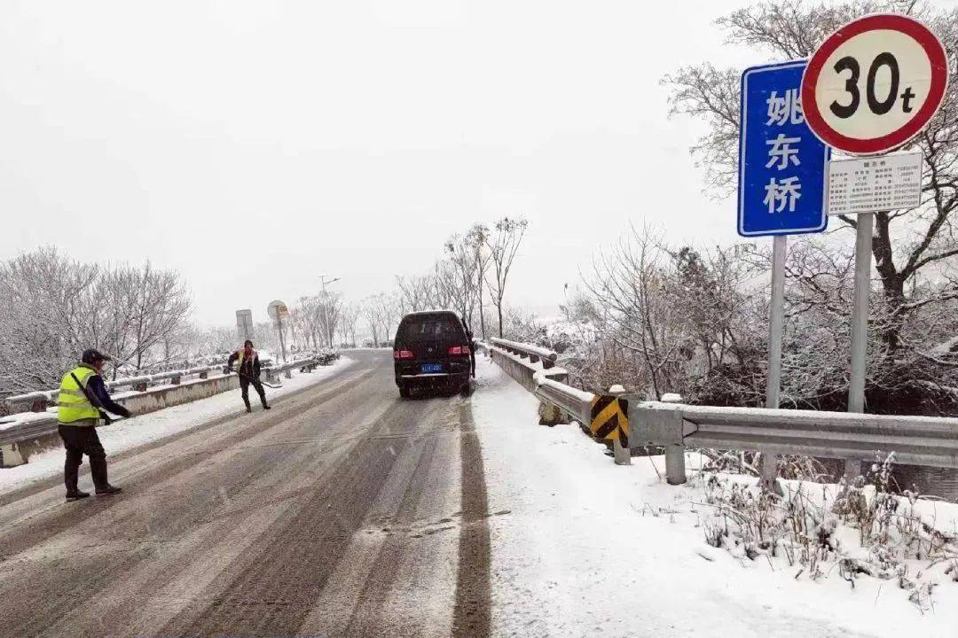 茅山風景區為消除降雪所造成的積雪,積冰等交通隱患,切實保障好遊客