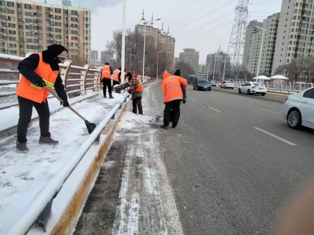 风雪中,他们全力以赴…_除雪_作业_人员