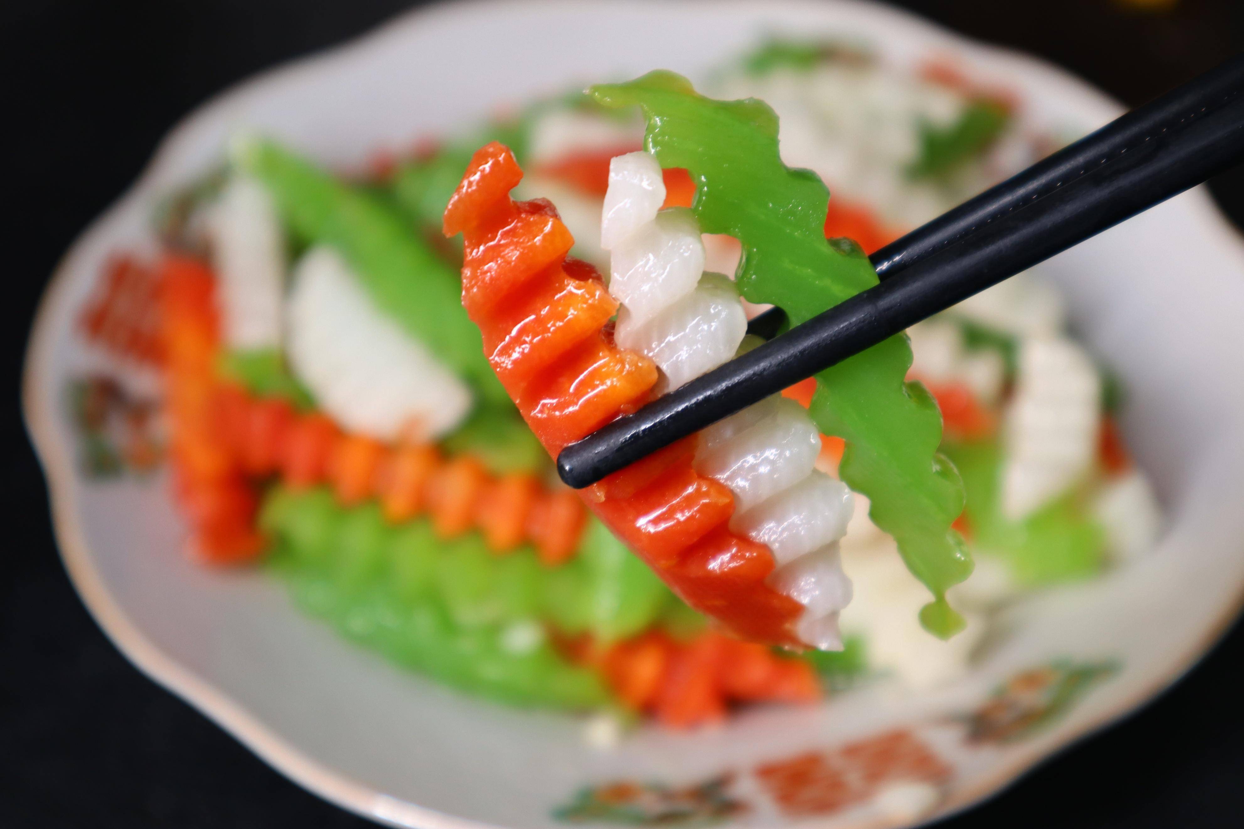 二,推荐食谱【山药炒胡萝卜】 主要食材:山药,胡萝卜,莴笋4,油热后