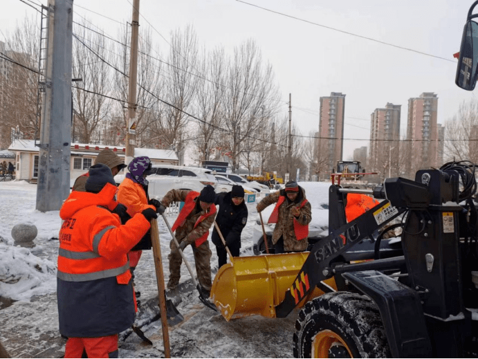 虎石臺街道:破冰除雪情誼暖,織密出行安全網虎石臺街道黨工委根據工作