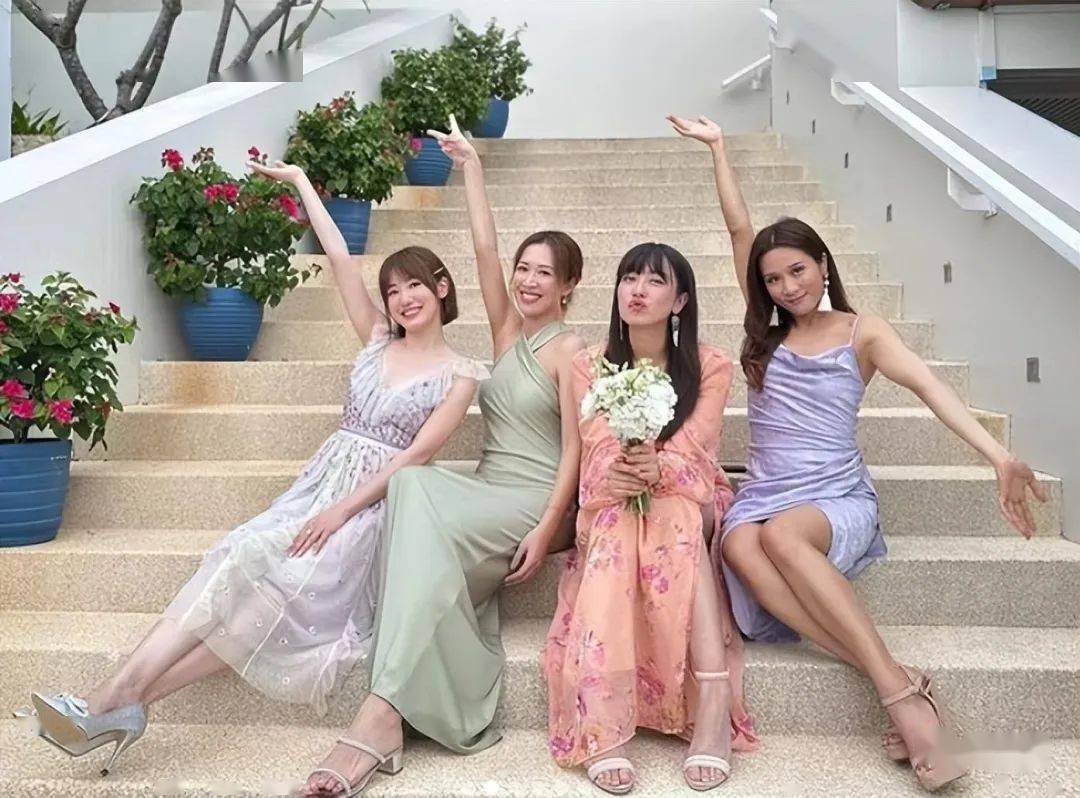 小腹隆起出席汤洛雯婚礼,14字回应有深意_朱千雪_老公_justin