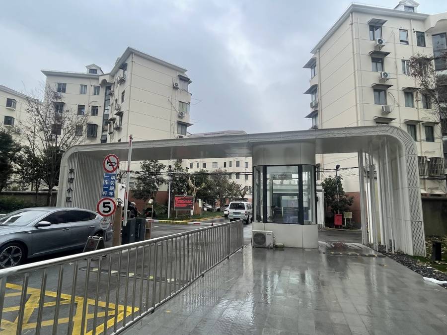 东湾小区位于徐浦大桥下的入口 舒抒 摄改造后东湾小区公共空间 舒抒