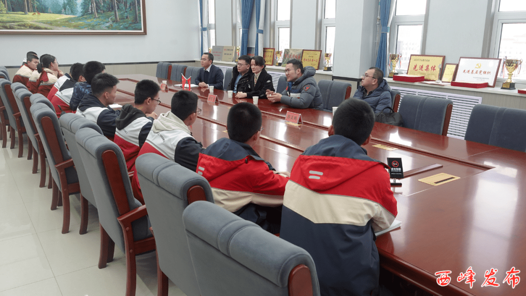 西峰区"博雅名师论坛"——北京大学杨耀东专题讲座在庆阳四中开展