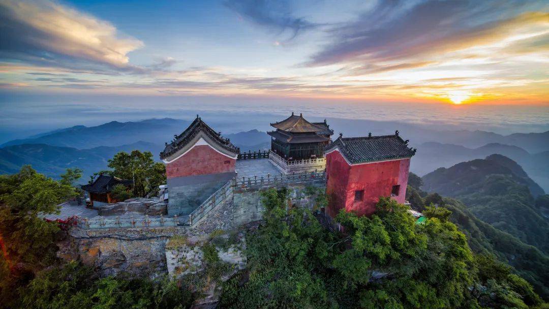 明成祖朱棣以举国之力"北建紫禁城,南修武当山",且两者都是按照最高