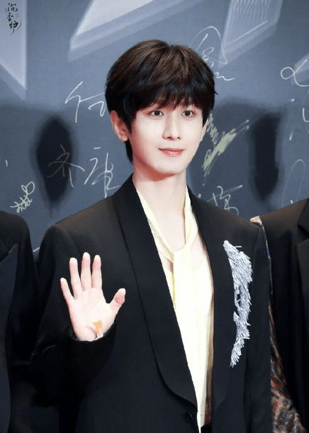 王一博成毅白敬亭等在盛典刷屏,肖战2023年播三部剧却一场没参加_事业