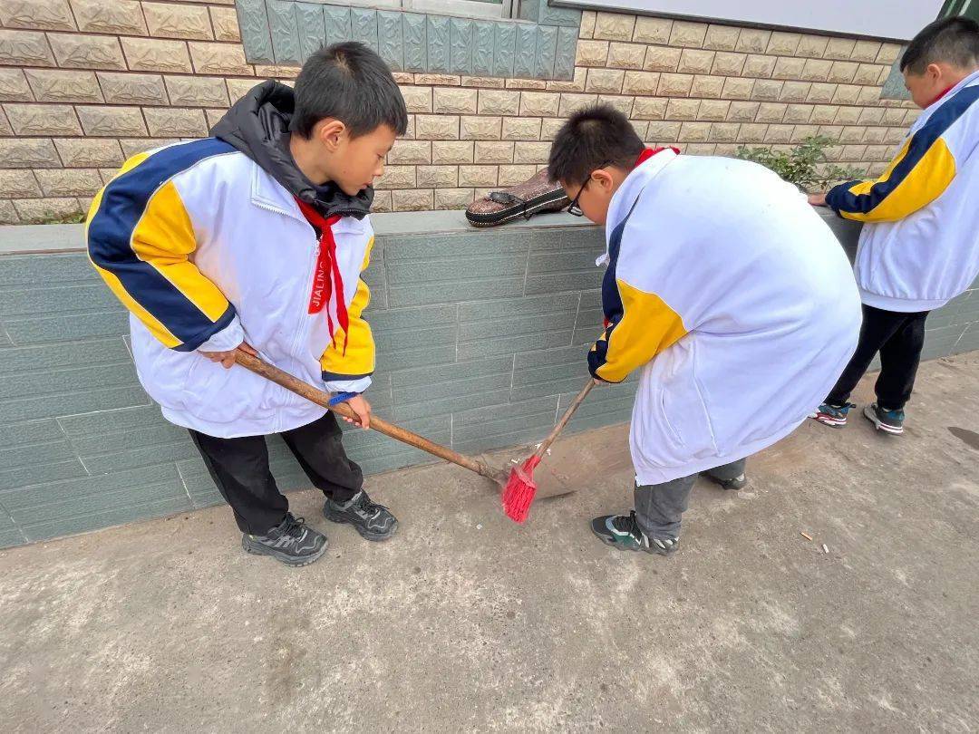 武胜县嘉陵小学校少先队开展敬老助老志愿服务活动_爷爷_老人_沿口镇