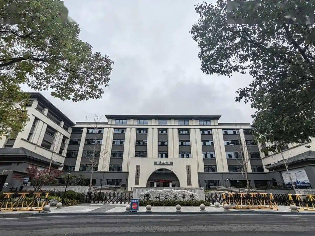 衢州求益中学2上榜理由:总体卫生较好;仓库内食品标签标示齐全;成品