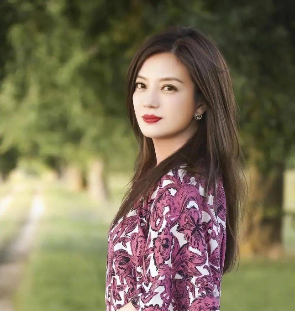 47岁的赵薇,消失一年多后,现在的处境完全是自取其咎_明星_争议_事件