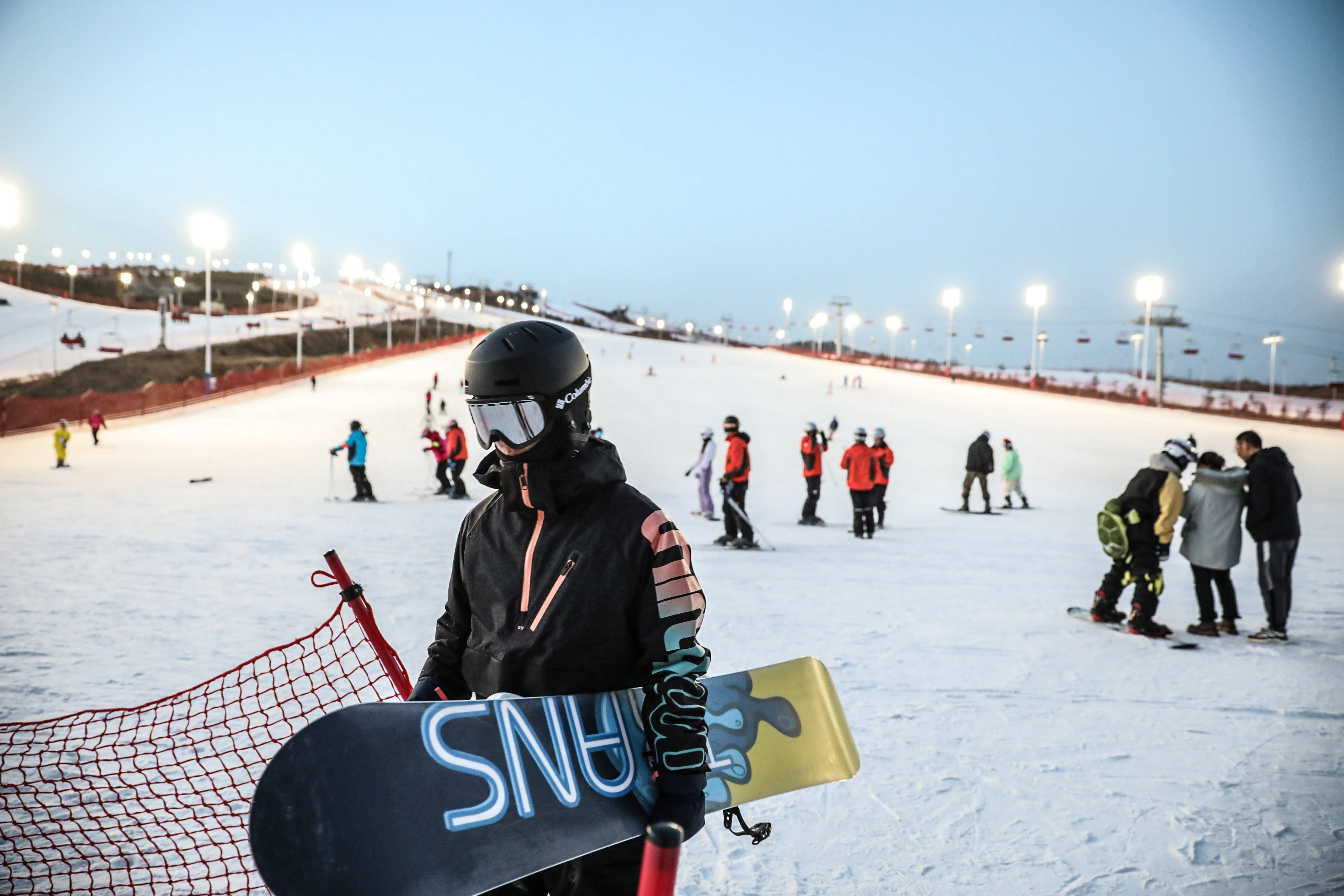 大同万龙白登山滑雪场吸引了大批市内外滑雪爱好者前来游玩体验