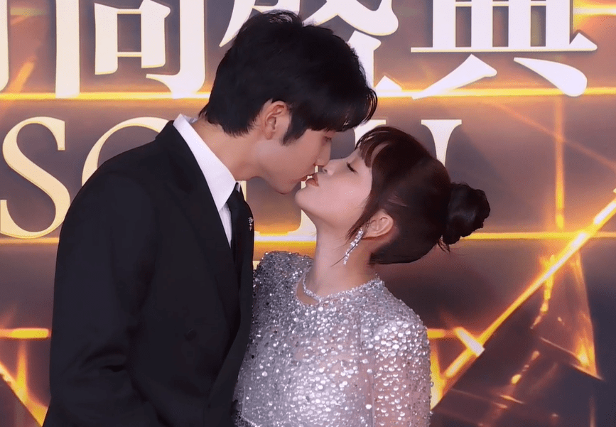 金莎带着小男友孙丞潇现身红毯,两人十指紧扣上来就大撒狗粮,还在红毯