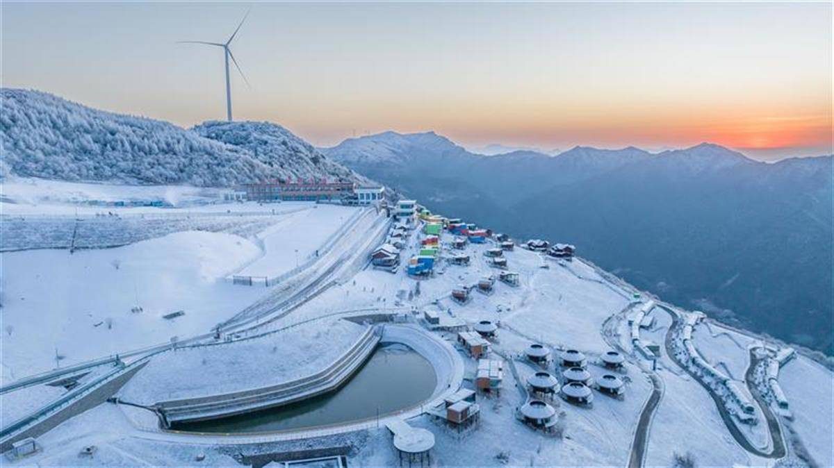湖北五峰国际滑雪场,2300余人乐享冰雪激情_比赛_独岭_旅游