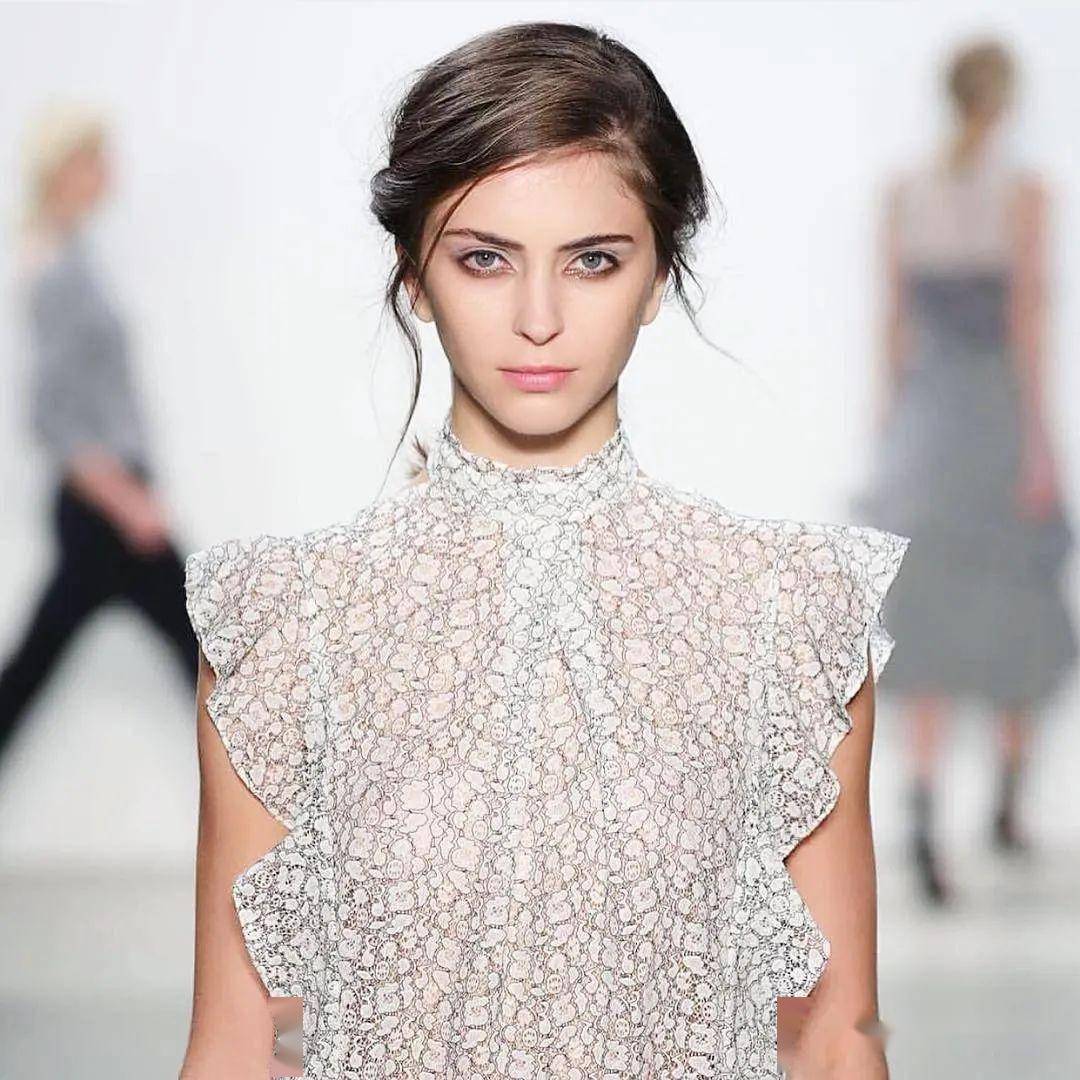 走了一场春夏秀去年还为naeem khan高级订制服卡尔文,max azria等时装