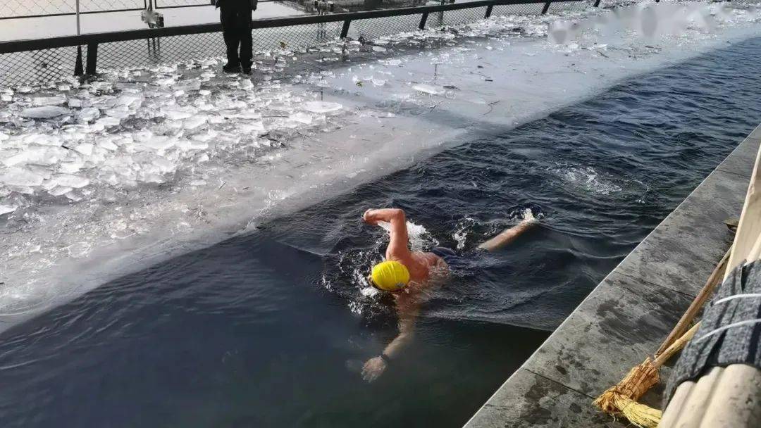 冬泳爱好者刘先生说.时间长了失温了就麻烦了.