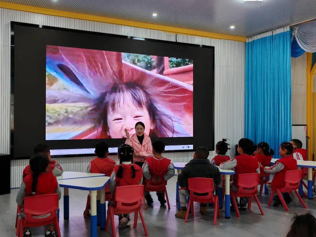 工作室領銜人吳霞,青年成員高嵐立足青神縣實驗幼兒園戶外遊戲環境