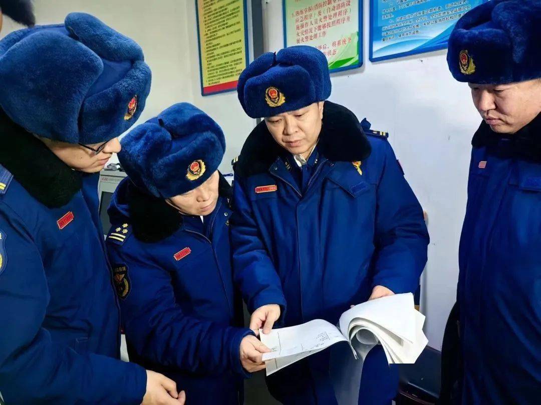 哈尔滨市消防救援支队领导带队深入道外区重点单位开展消防安全夜查