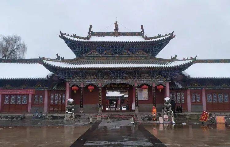 本地特色的著名麵食,長子炒餅色澤金黃,清香不膩;武鄉棗糕澄亮奪目