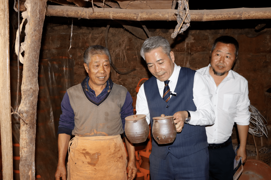 和村民在一起2022年,谷哥徐志新"黄冈第一书记助农直播间"