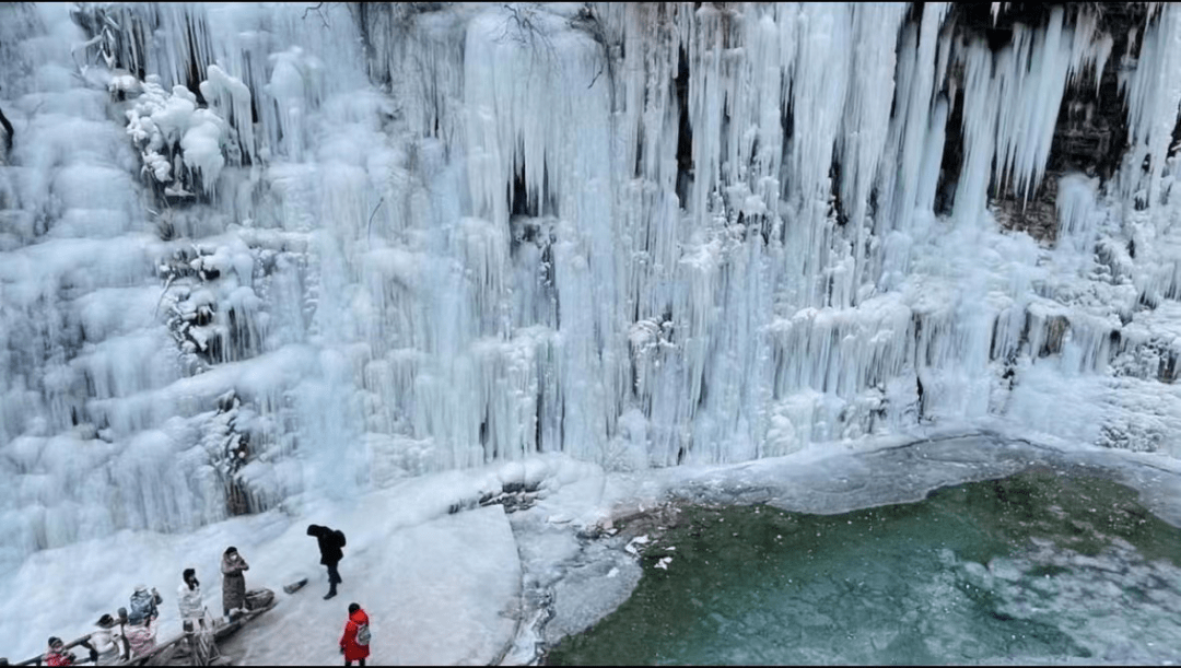 長治神農滑雪場海拔1430米,滑雪場雪道長500米,寬70米,坡度20度,具有