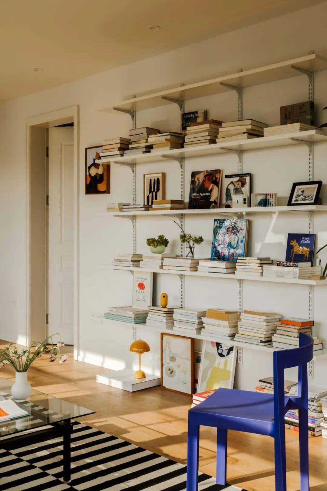 空间的配色上,遵循的是 70:25:5 的黄金比例,其中70%大面积使用米白色