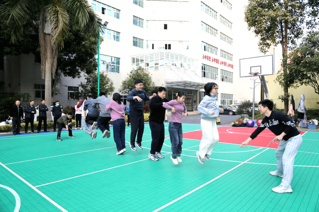 摸石頭過河,螃蟹賽跑,夾球跑4個項目,各隊伍在充分熱身及熟悉賽事規則