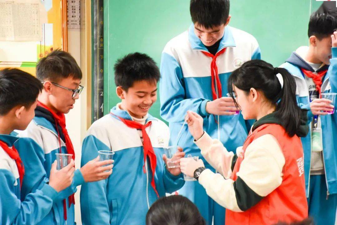 们走进新会区大鳌镇大鳌中学防艾进校园宣传小组"青春艾无影"12月27