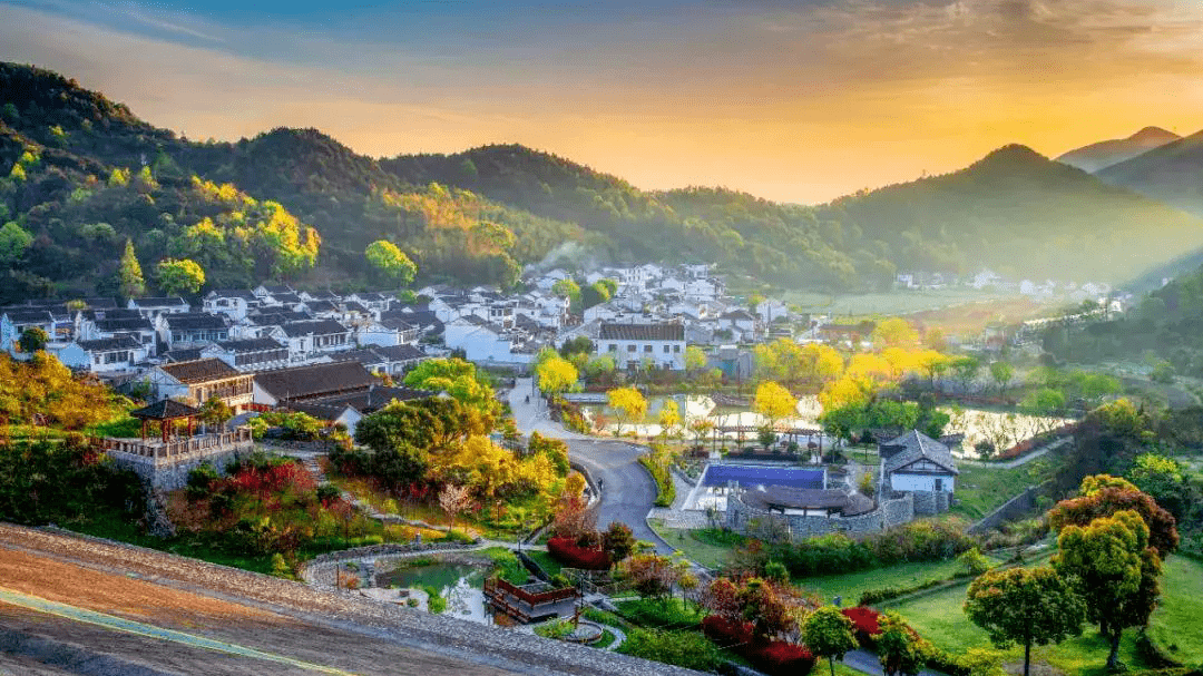 研学地点:定海南洞艺谷★研学内容:①徒步南洞艺谷,沿途观赏新建村