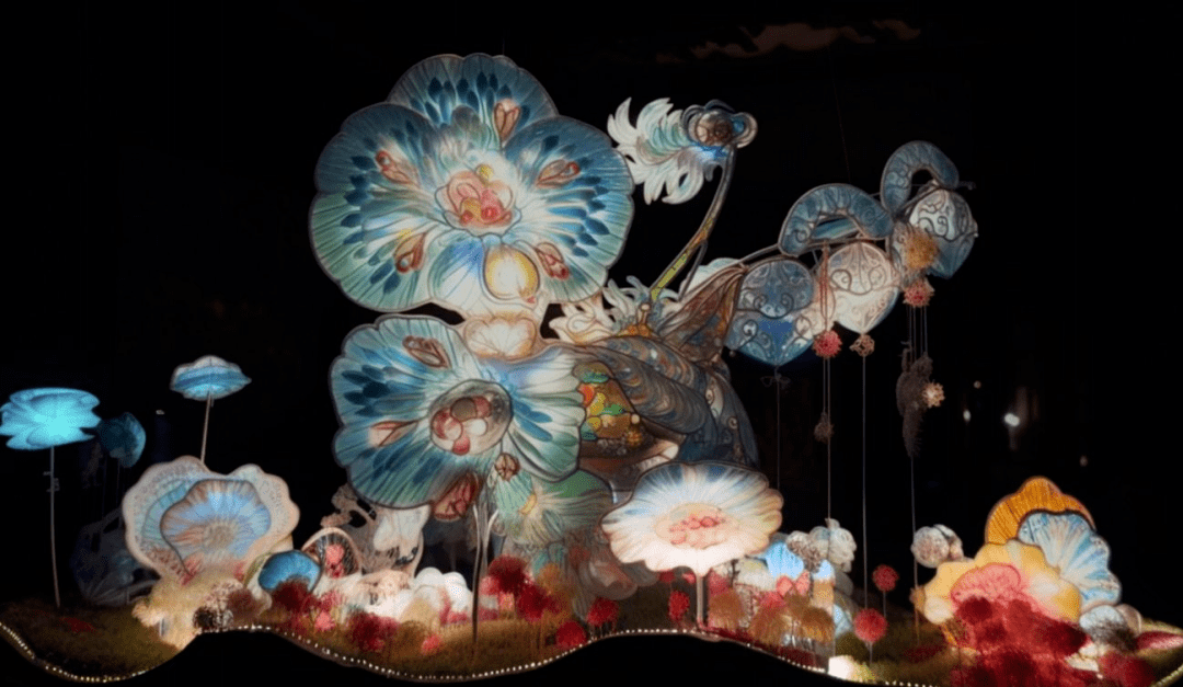 瑶草琪花灯组以《山海经》中的仙草为设计主体,花草堆叠,色彩奇异