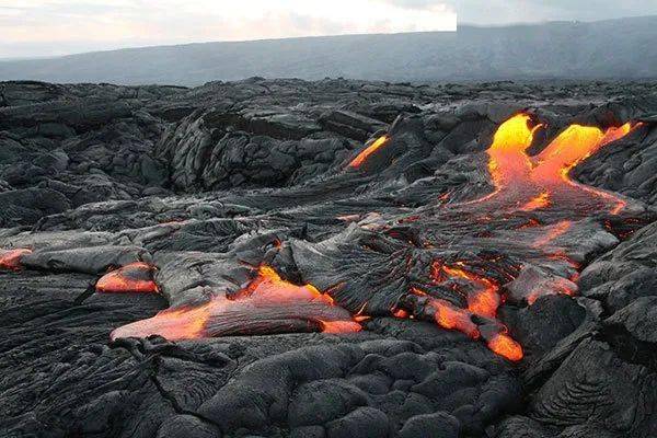 火山岩,它是火山噴發過程中岩漿在急驟冷卻後形成的一種有密集氣康哪