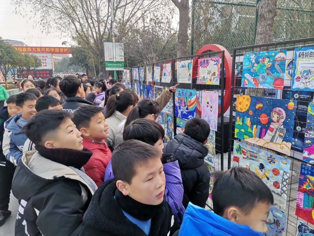 学校还对科技创新手抄报进行了展评,一幅幅内容丰富,形式多样的手抄报