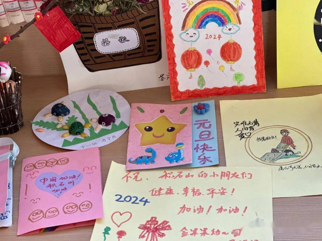 大家时时牵挂着地震灾区的同胞,小朋友们用多种方式书写福字,制作贺卡