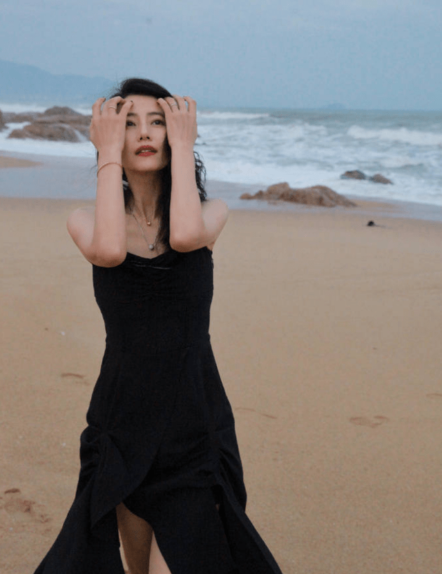 高圆圆海滩写真曝光,黑吊带配红唇卷发,风情万种尽显熟女韵味_魅力