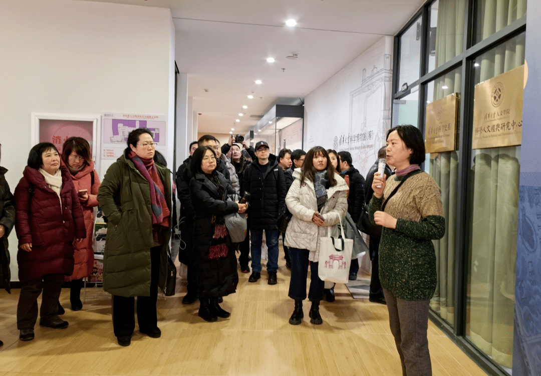 最後,老師們走進清華大學科學博物館,參觀