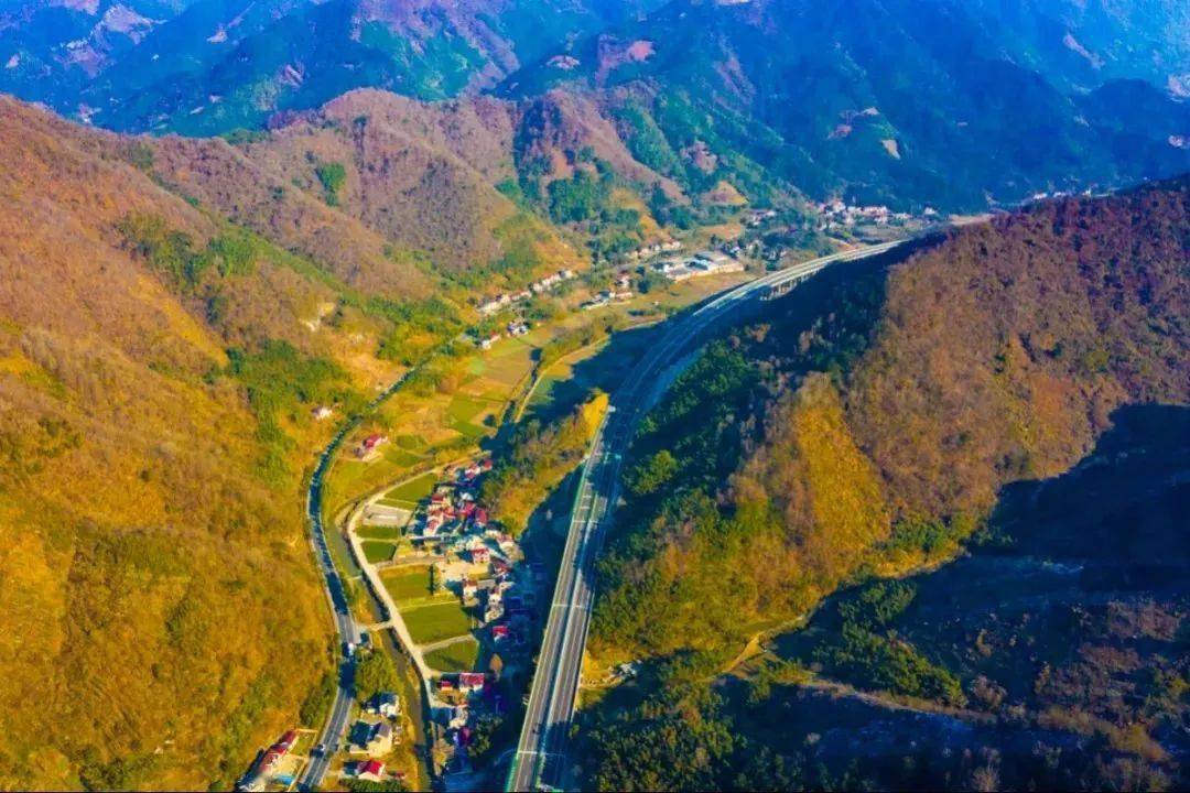 宁安高速安徽段路线起自宁宣杭高速狮桥枢纽,与宣桐高速衔接,终至皖浙
