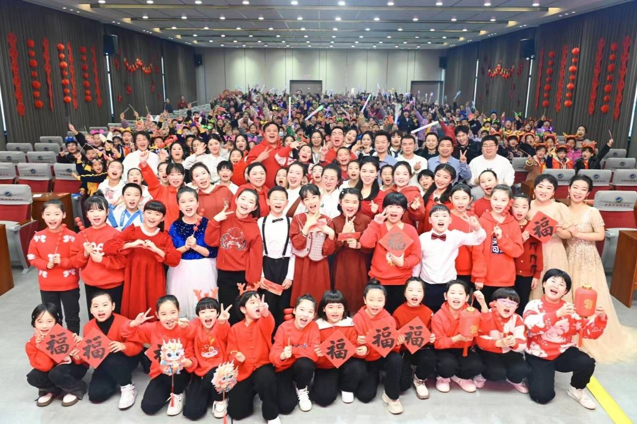 辛集市信德中学全校师生欢聚一堂,共庆元旦(李国权 摄)为迎接新年的到