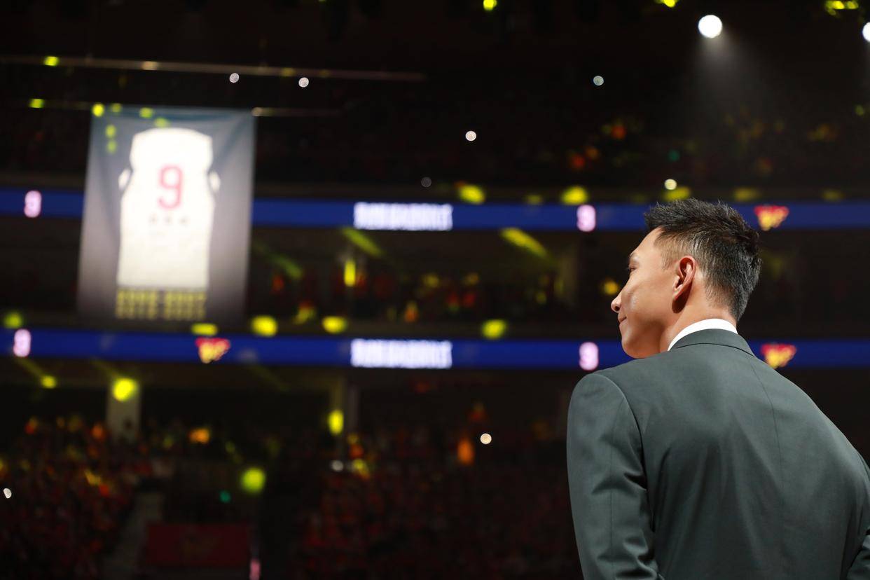 一场球衣退役仪式,告诉我们为何如此爱篮球_易建联_东莞_迈克尔·乔丹