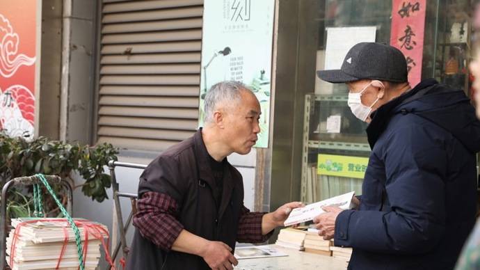 有這麼一家書店,從20世紀出版業開始興盛時期賣暢銷小人書的路邊書攤