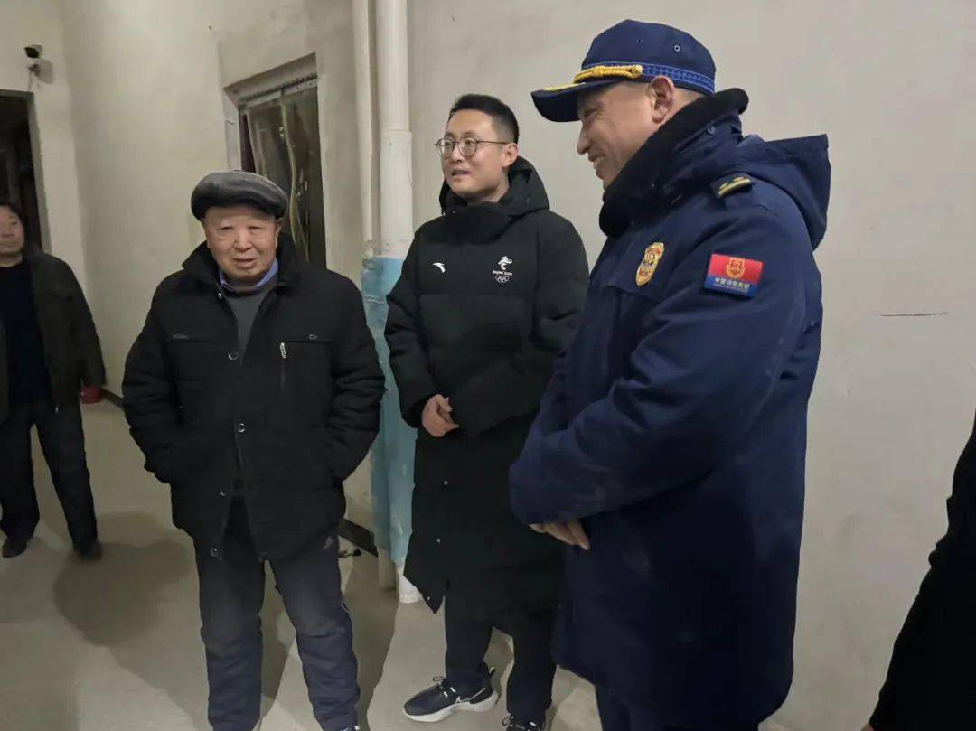 检查组一行到马坡镇衙门村了解安全生产和消防管理工作开展情况,重点