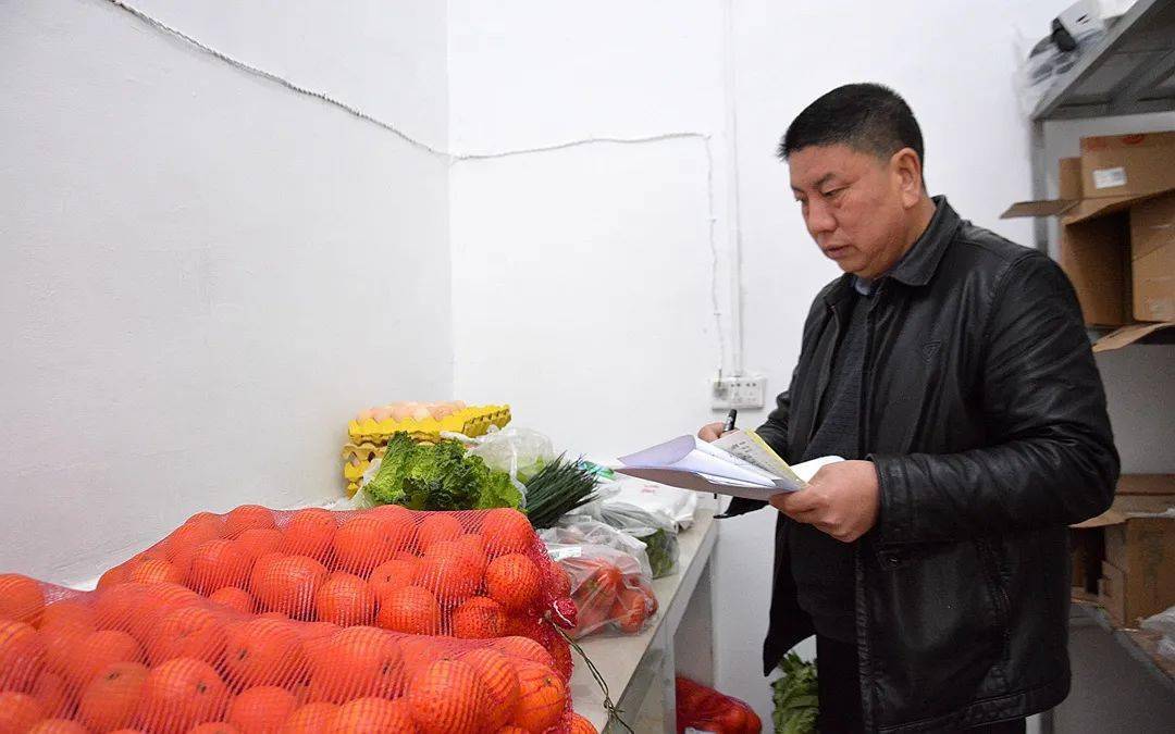 走进道真自治县平模镇平模小学,只见冯小林正忙着清点学生营养餐的