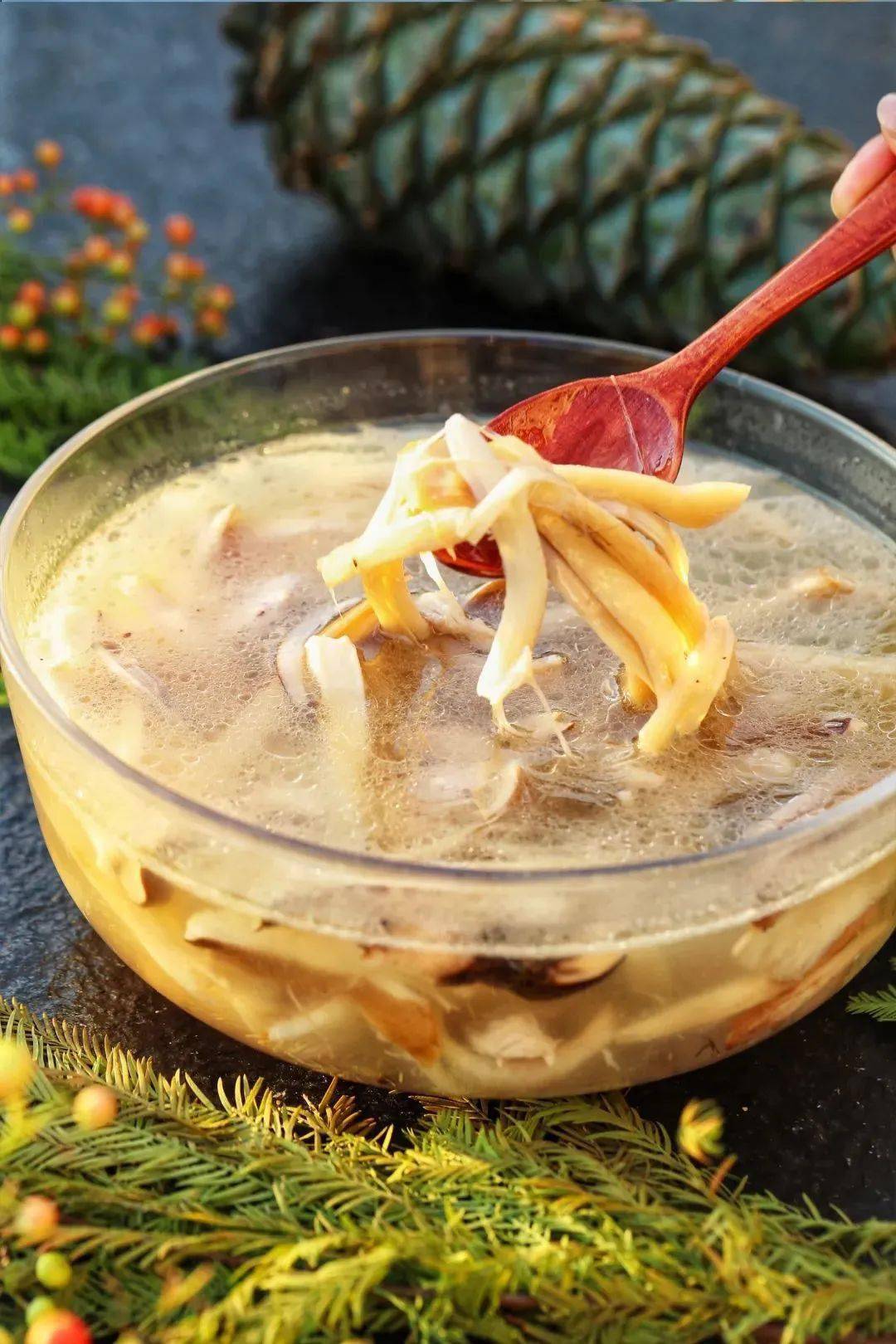 香格里拉柠檬牛干巴.羊肚菌建水香豆腐.野茨菇黄焖土鸡.