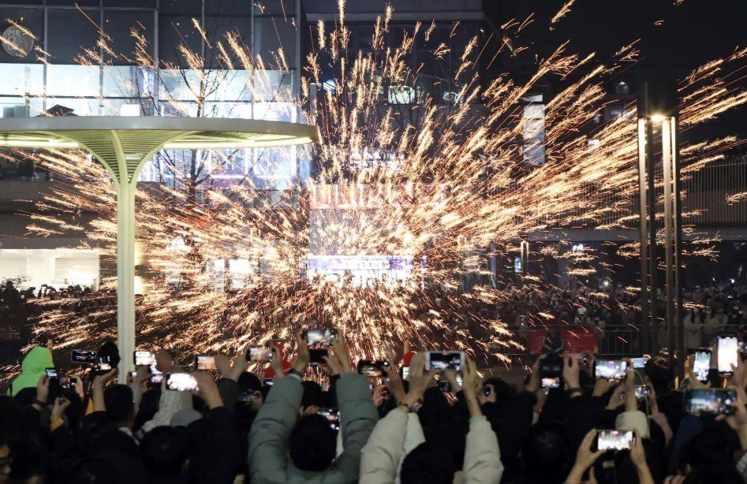 这…是跨年夜的青岛!五四广场挤到没信号,在石老人被踩了好几脚!