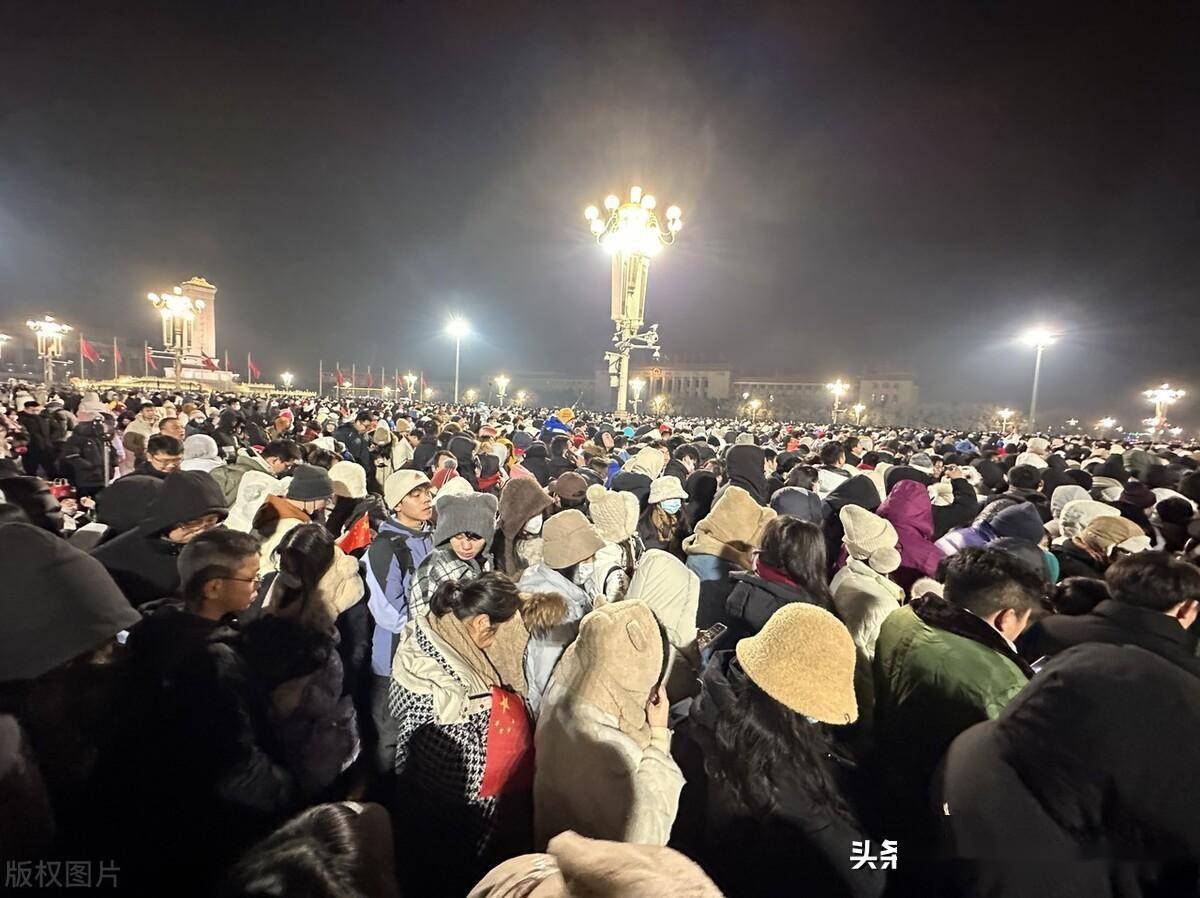 北京天安门广场举行新年首场升国旗仪式,人山人海场面火爆_齐聚_见证