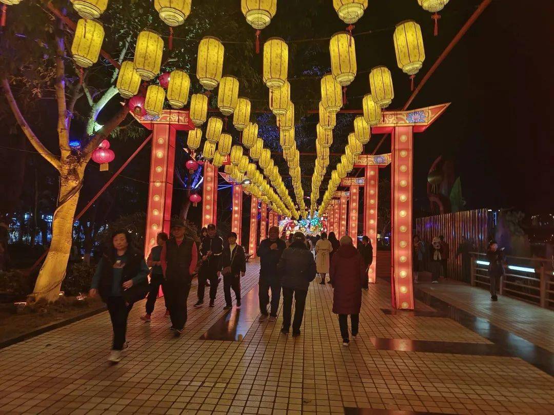 2023年12月31日晚,记者在米易县看见,红色的灯笼如繁星点点,点缀在