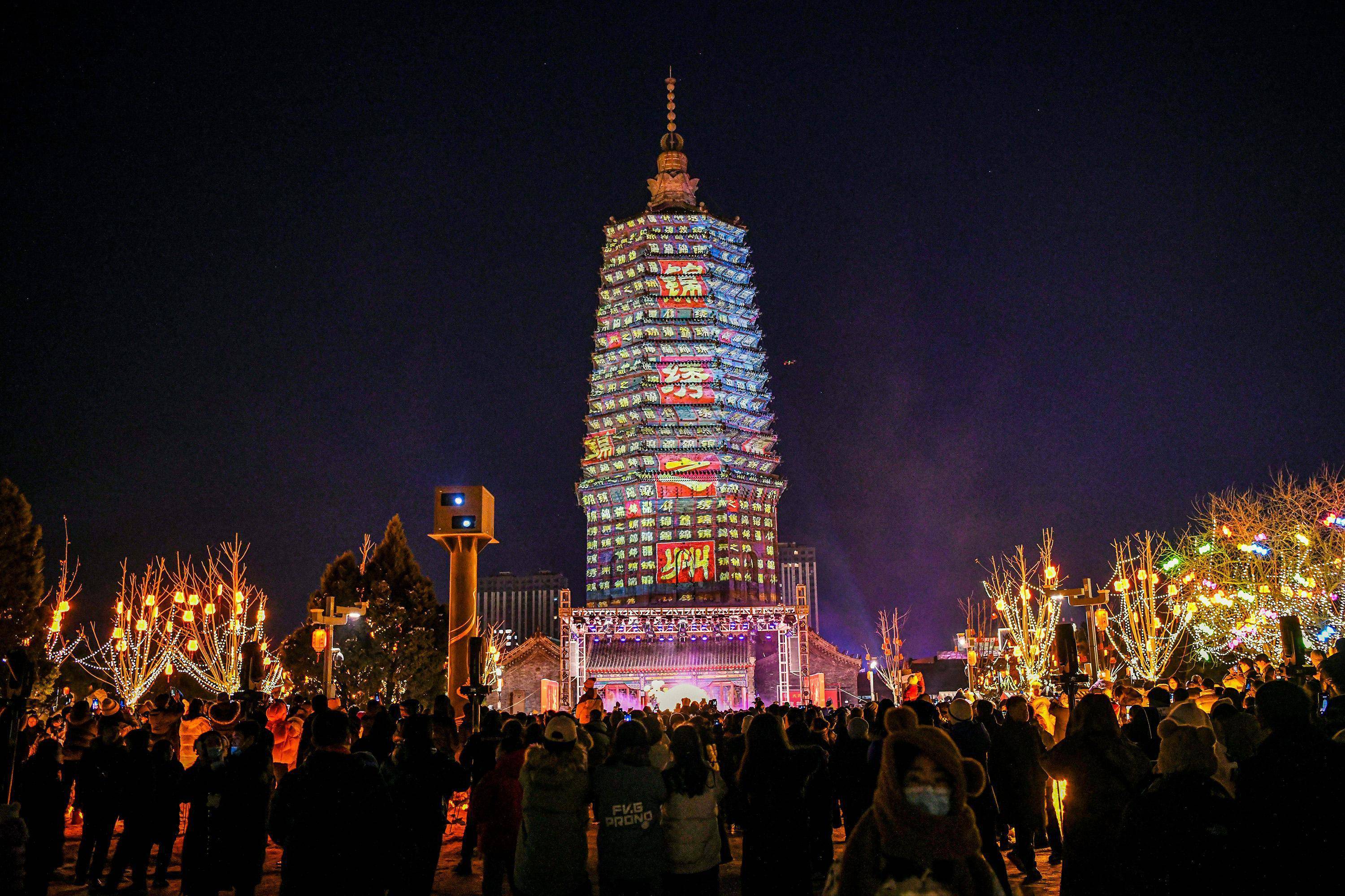 点亮的千年古塔五彩斑斓,与广济寺的古建筑群交相辉映,如梦如幻的夜景