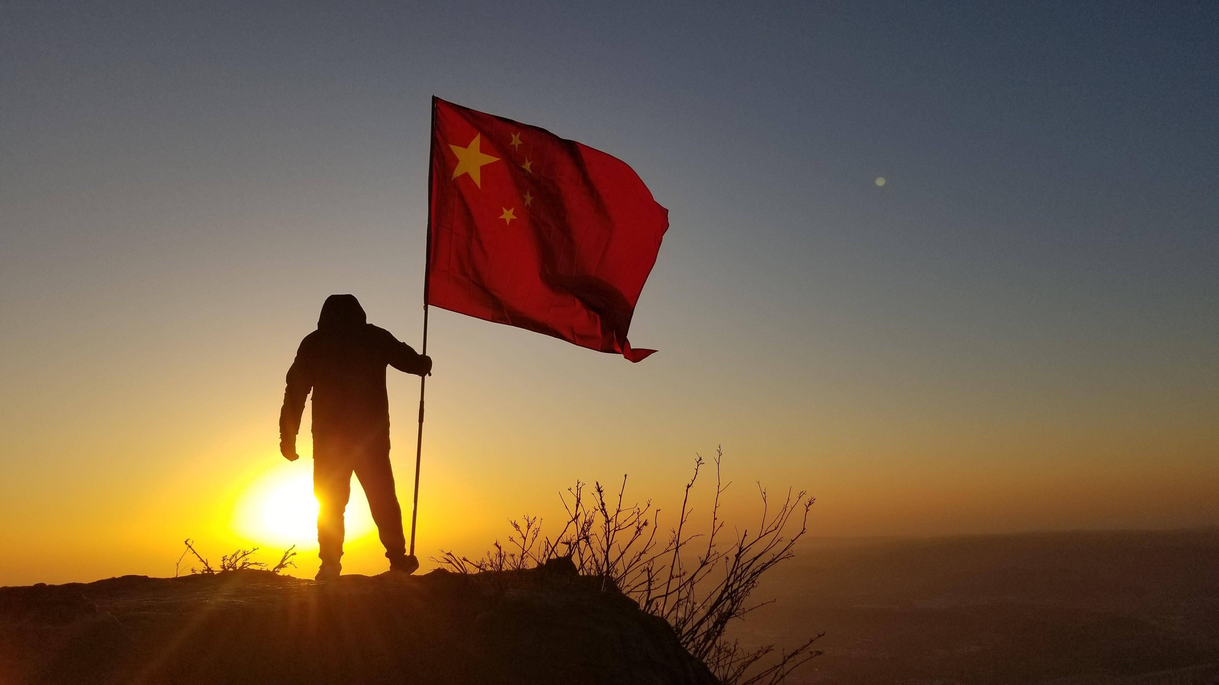 以中国红迎接新年的第一缕阳光